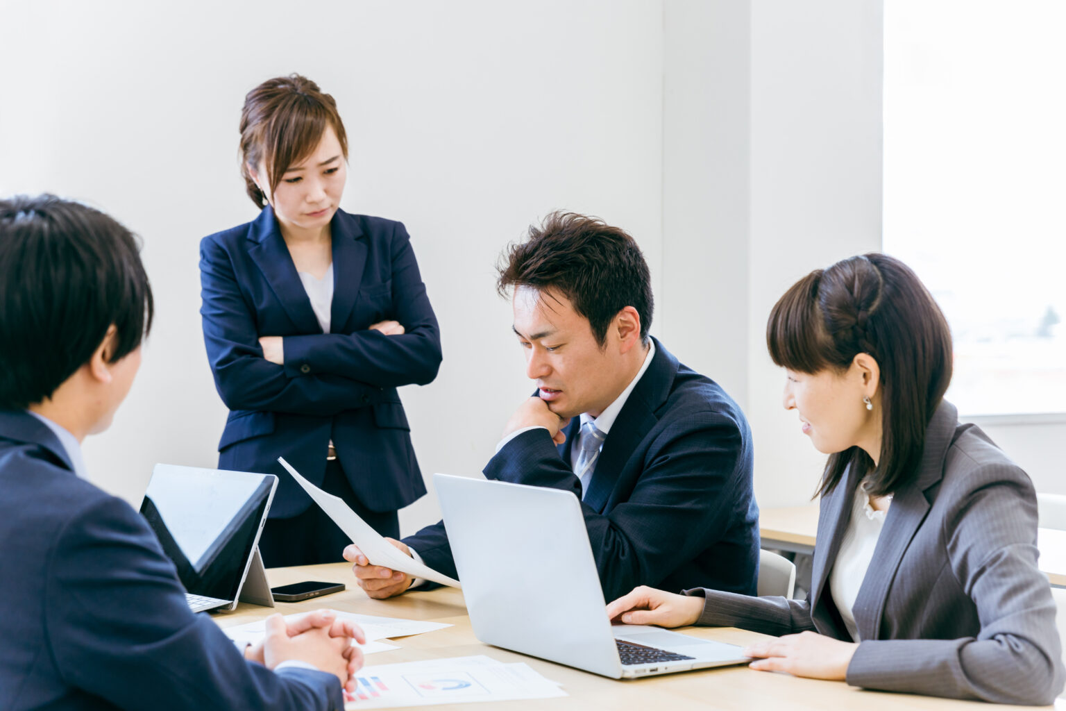 横柄な人の末路は3つ!原因と改善策を詳しく解説 - ぬいぐるみ心理学公式サイト